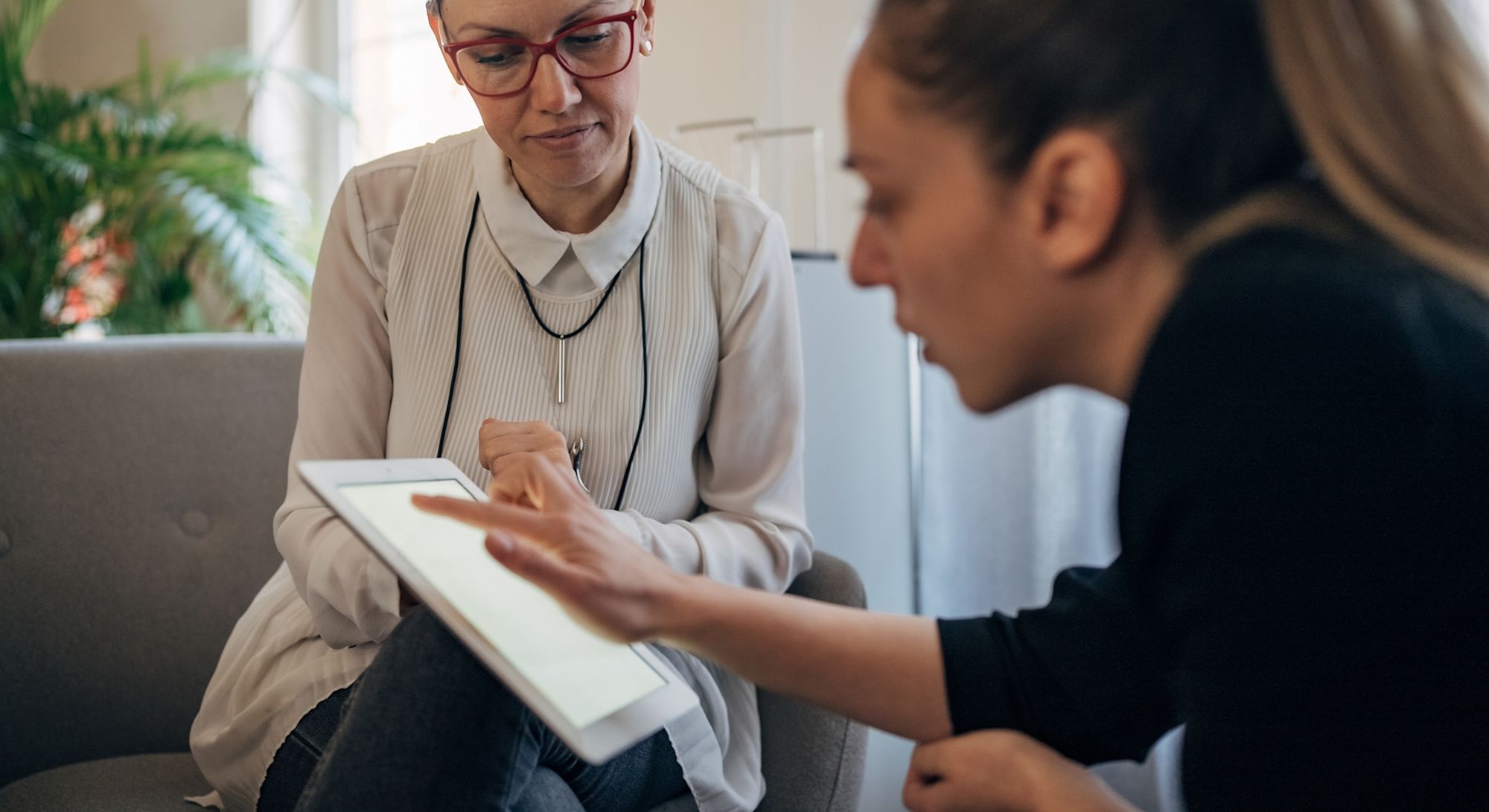 A therapist using en electronic device